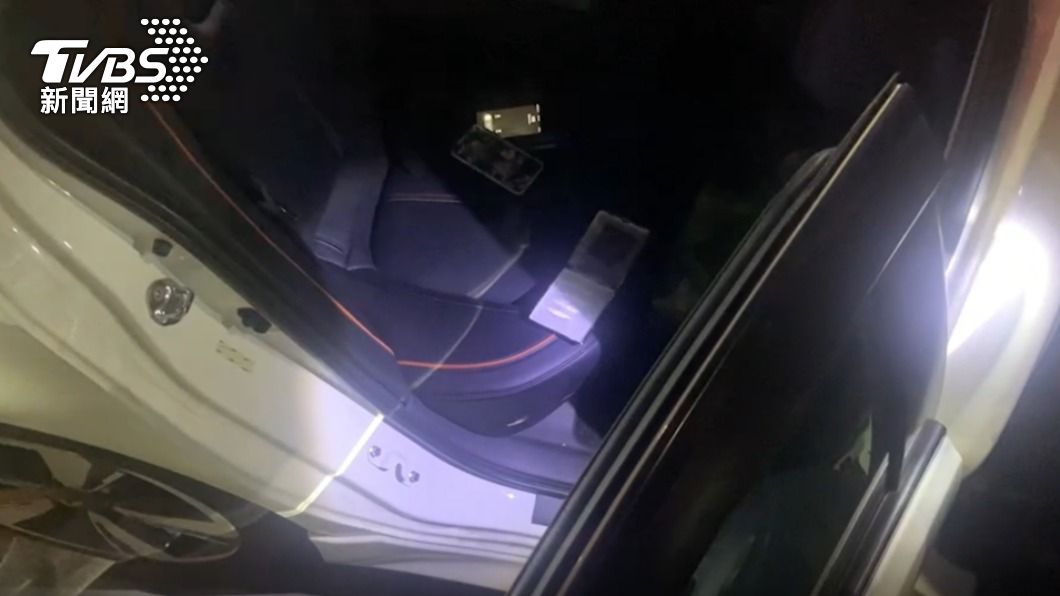 警方在張男等人車上搜到毒品。(圖/TVBS)