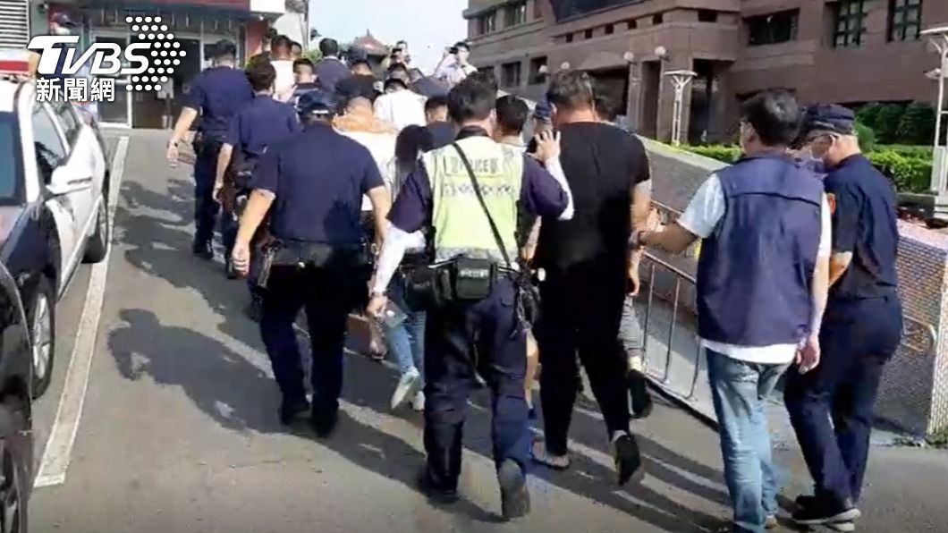 警方將12人全部帶回移送。(圖/TVBS)