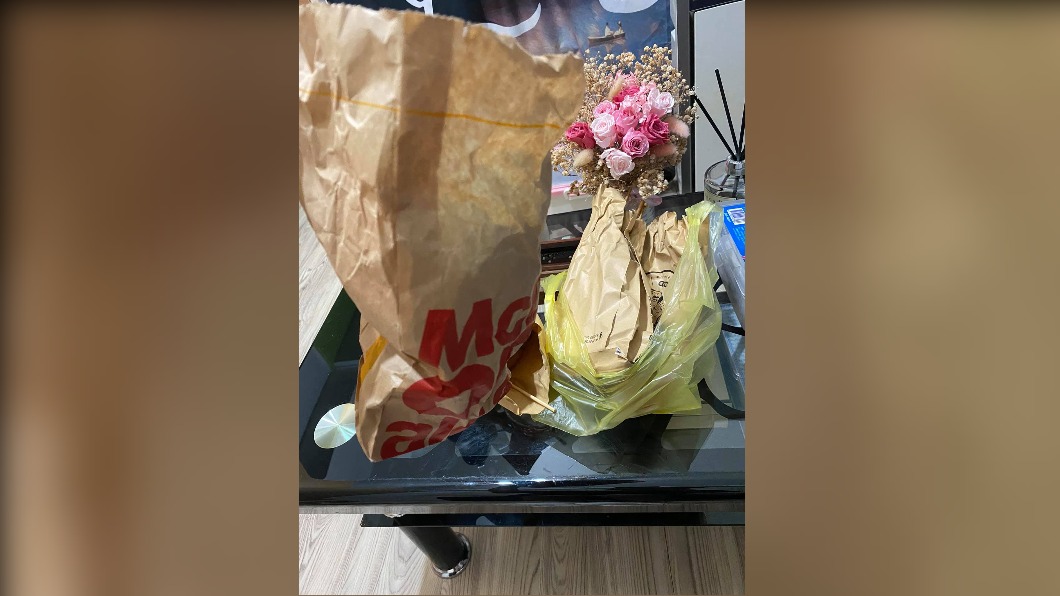 原PO收到一袋垃圾。(圖/翻攝自爆怨公社)