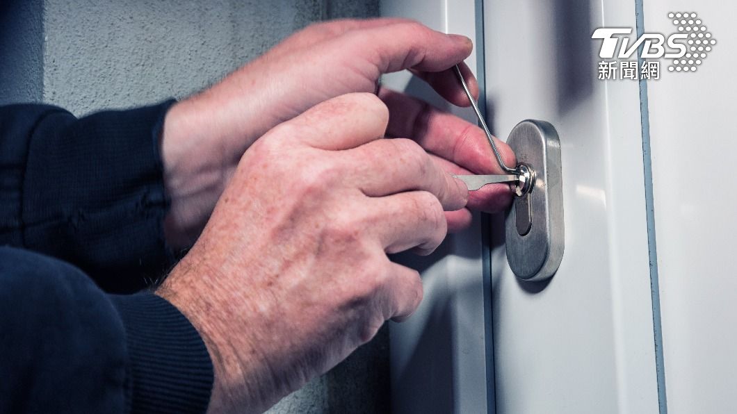 亂闖別人家當飯店！奇葩男爽游泳、吃晚餐　不拿錢只偷內褲