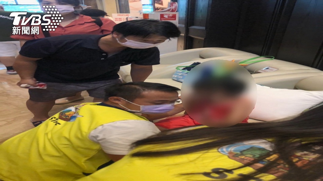 女童玩耍摔破下巴濺血 阿基師暖伸援手