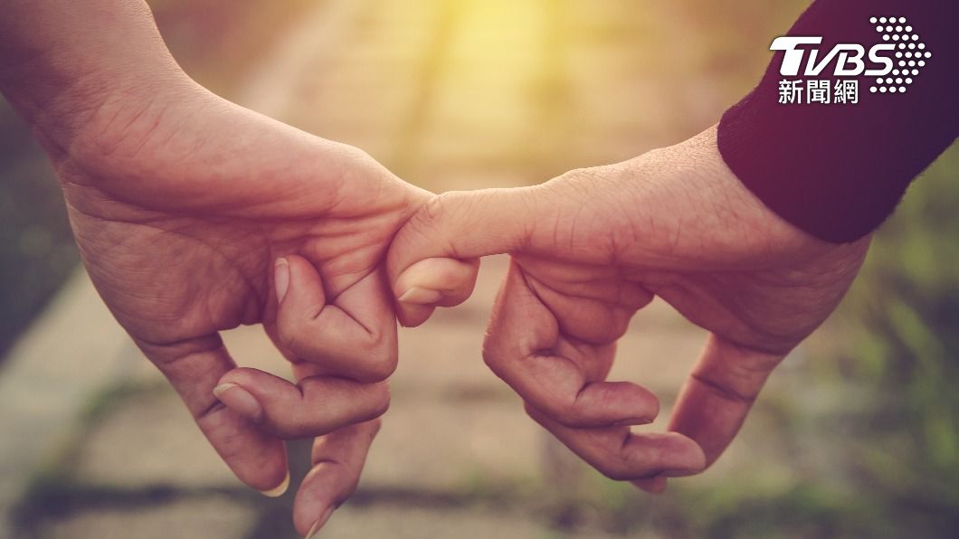 在學生時期,許多學生怕被老師反對會選擇偷偷戀愛。(示意圖/shutterstock達志影像)