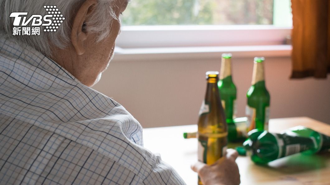 要遠離失智症,醫師提醒不要長期酗酒。(圖/shutterstock達志影像)
