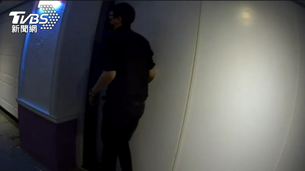 警方獲報,前往台中摩鐵逮捕施暴7人。(圖/警方提供)