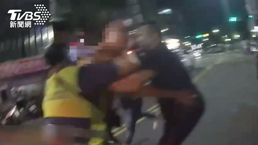 警到場壓制失控場面。(圖/TVBS)