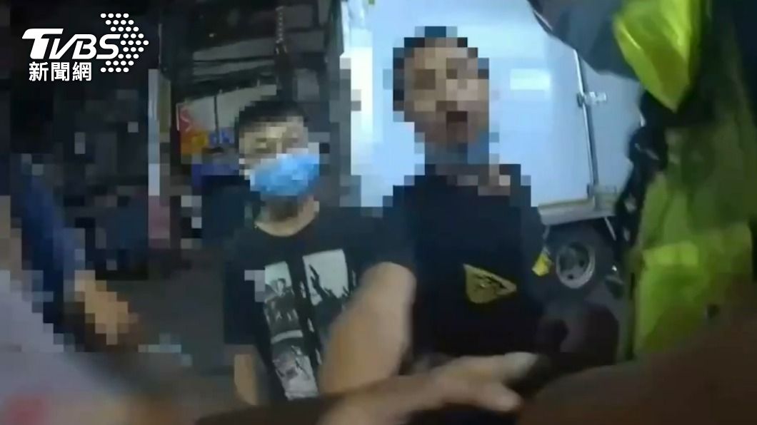 警方到場後仍有群眾在叫囂。(圖/TVBS)