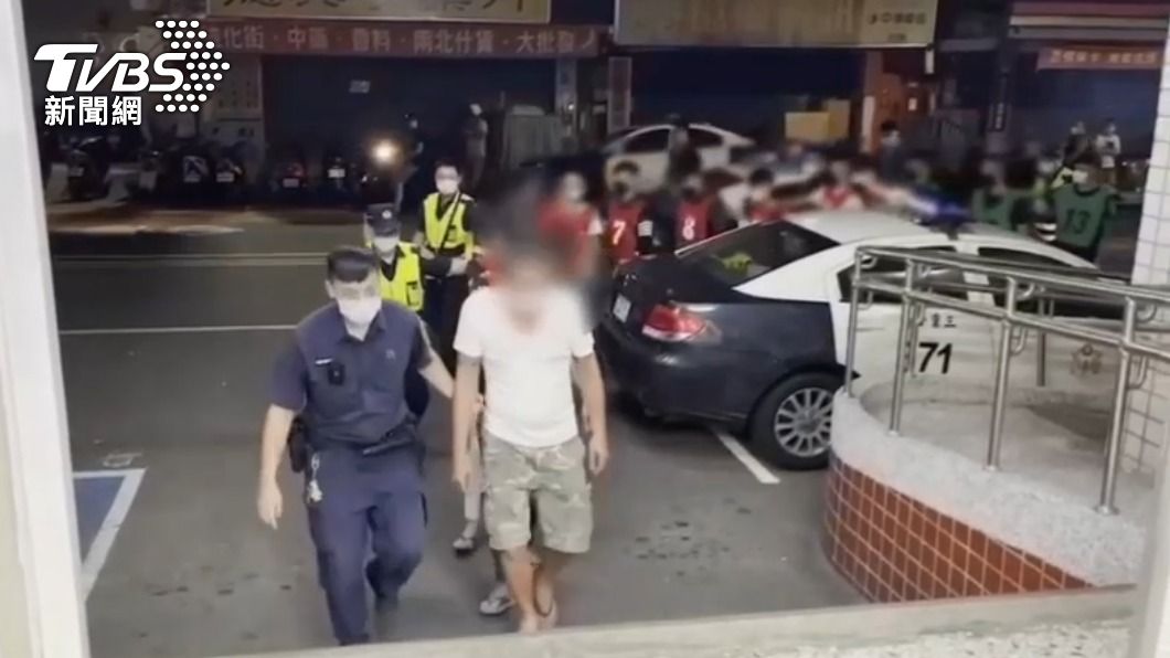 鬥毆群眾遭警方帶回偵辦。(圖/TVBS)