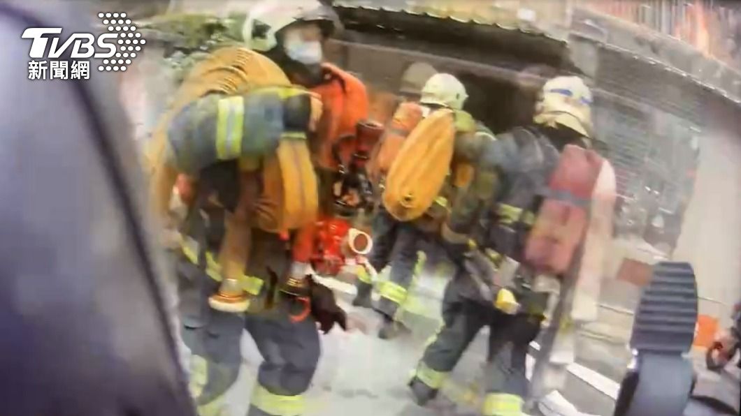 警消人員到場拉水線灌救。（圖／TVBS）