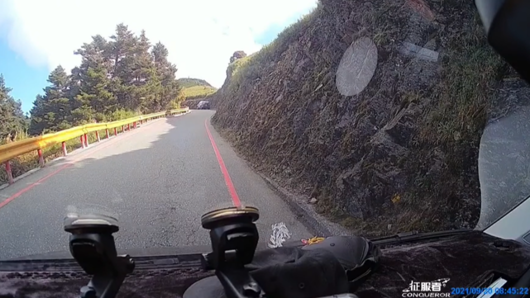 駕駛目睹婦人翻落護欄,趕緊將車違停路邊衝去救人。(圖/翻攝自當事駕駛YouTube)