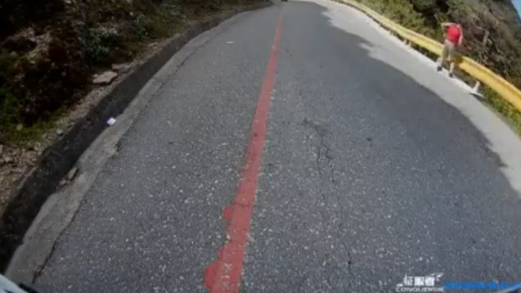駕駛目睹婦人翻落護欄,趕緊將車違停路邊衝去救人。(圖/翻攝自當事駕駛YouTube)