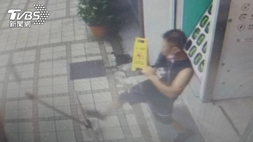 為追討薪資!莽男持鐮刀大鬧新莊IKEA 警追公車逮人