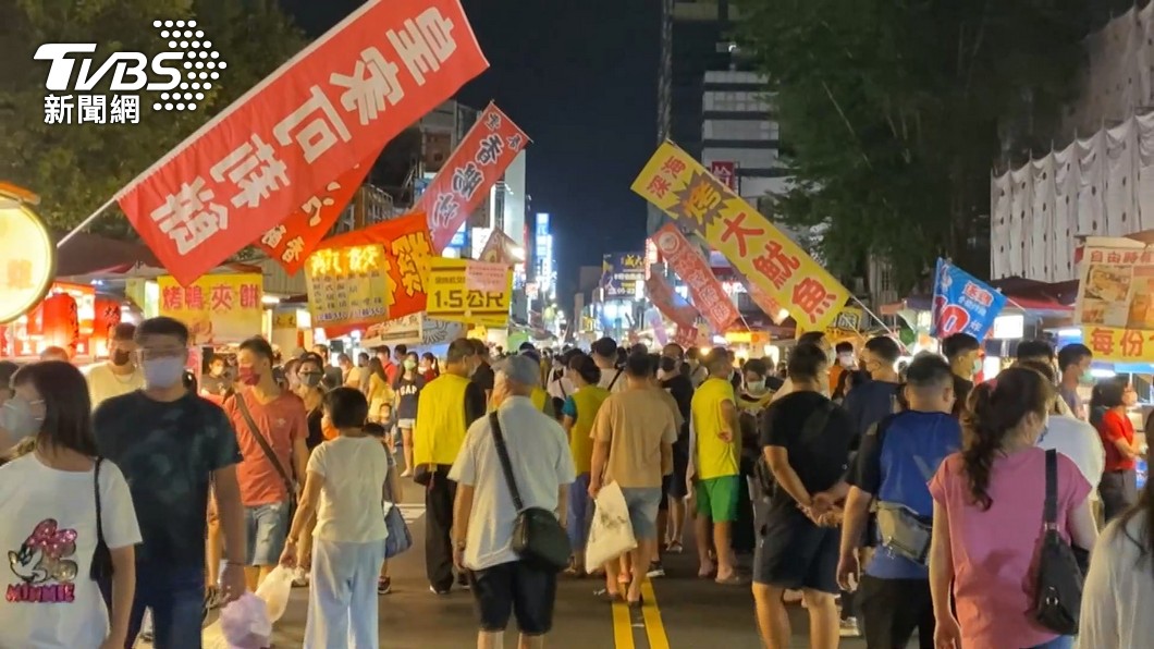 羅一鈞指出若停在一個點、沒移動,脫口罩吃東西並無違反規定。(示意圖/TVBS)