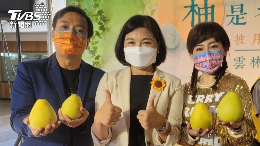 王彩樺、王中平先前到雲林採柚子。(圖/民視提供)