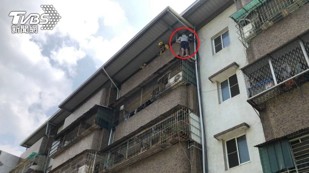 為了10塊錢！高雄男為撿硬幣　困5樓遮雨棚