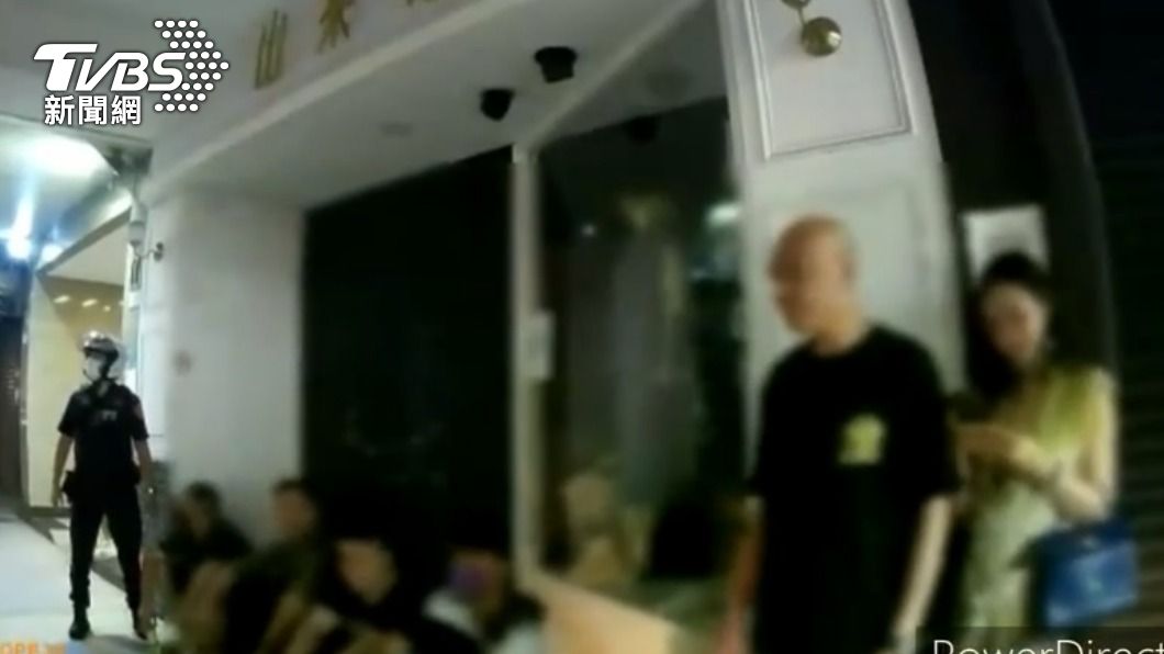 警方將鬧事群眾帶回派出所偵辦。(圖/TVBS)