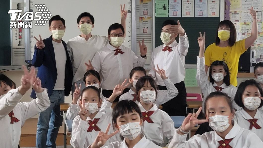 李濤、黃子佼率領謝祖武、是元介、吳以涵與三玉國小學生們共演MV。(圖/關懷台灣文教基金會提供)