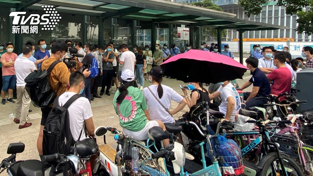 投資人日前聚恒大集團外抗議。(圖/達志影像路透社)