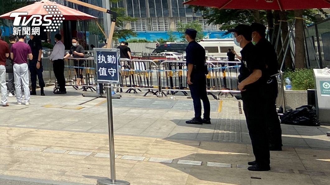 警方駐守恒大集團辦公室外。(圖/達志影像路透社)