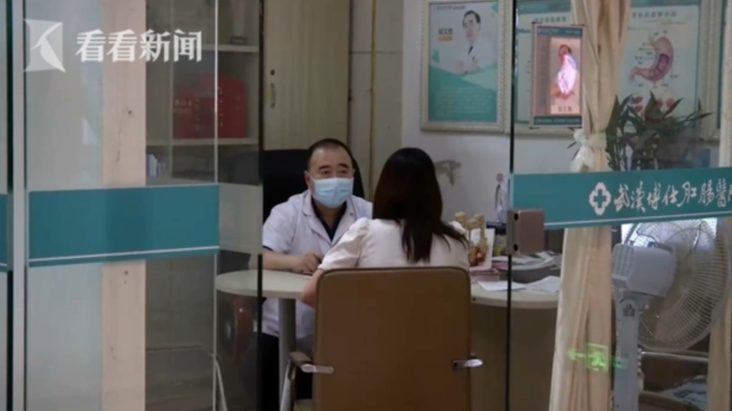 武漢一名上班族連三天吃月餅當晚餐,竟然引發胃糜爛。(圖/翻攝自看看新聞)
