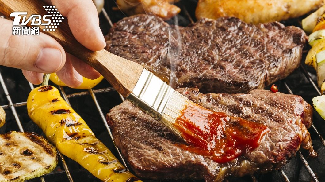 食材烤熟離火後再塗醬汁。(示意圖/shutterstock達志影像)