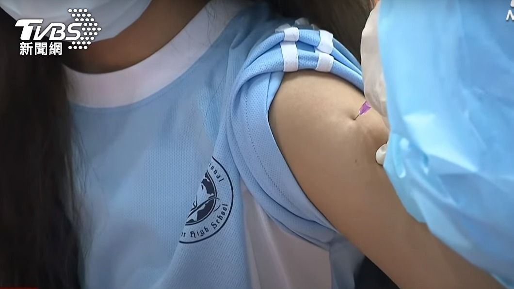 小兒科醫師林應然建議,可以讓比較不怕打針的同學先打。(圖/TVBS)