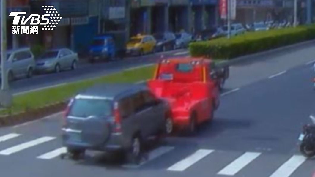 員警依規定將休旅車拖吊。(圖/TVBS)
