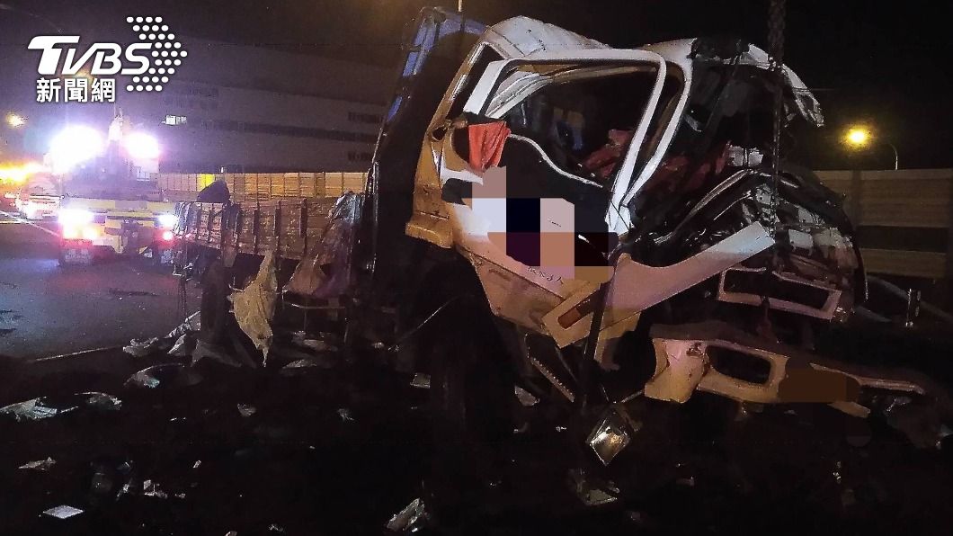 國1大貨車疑爆胎自撞護欄翻覆 駕駛送醫不治