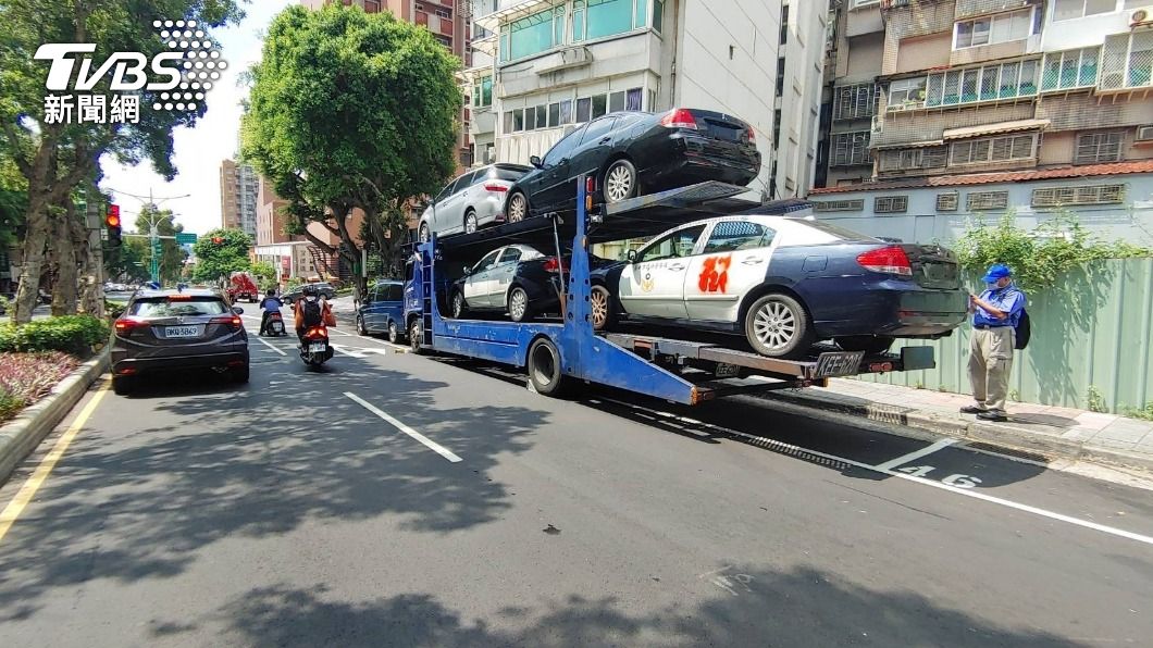 貨車停天母斜坡突滑動 駕駛遭「5車」輾壓急送醫