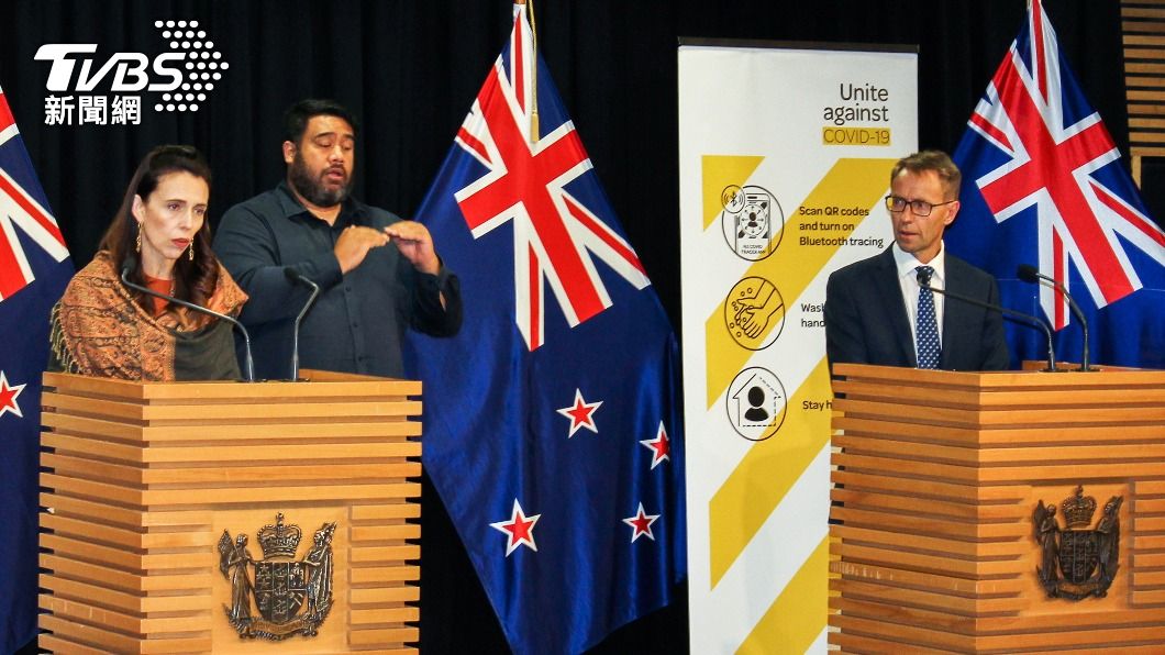 紐西蘭總理Jacinda Ardern(左)與紐西蘭衛生部長Ashley Bloomfield(右)。(圖/達志影像路透社)