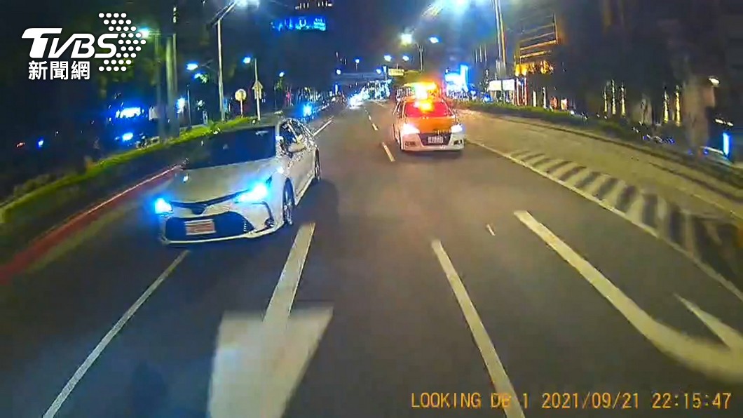 競速?2計程車狂飆切車道 騎士控險夾擊