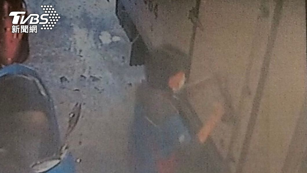 全聯員工接獲被害人老闆通知來幫忙開鎖。(圖/TVBS)