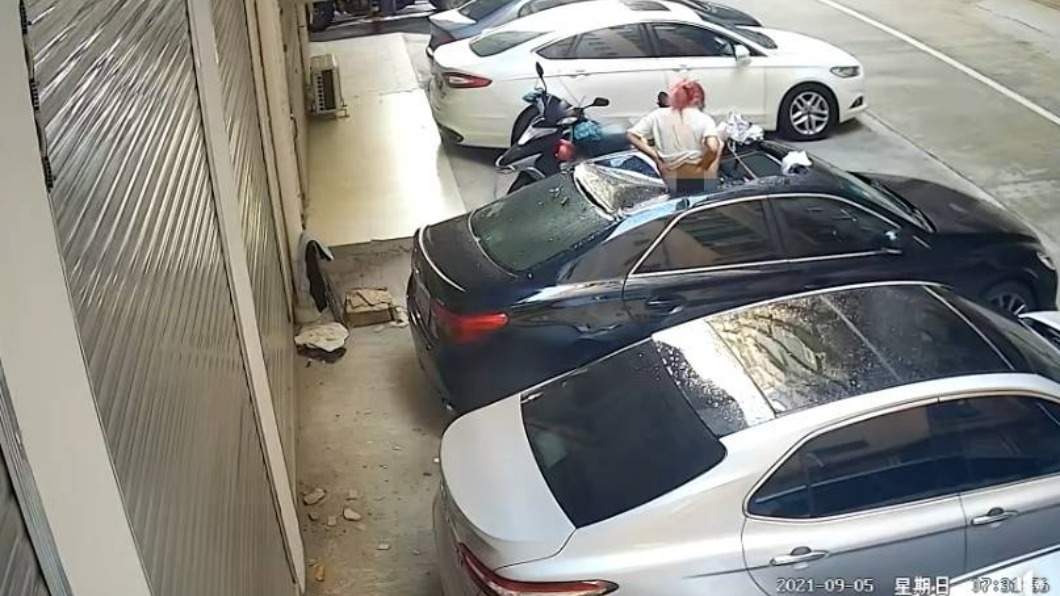內褲女墜樓!雙腳插穿車頂狂扶腰 半裸男衝上擁吻
