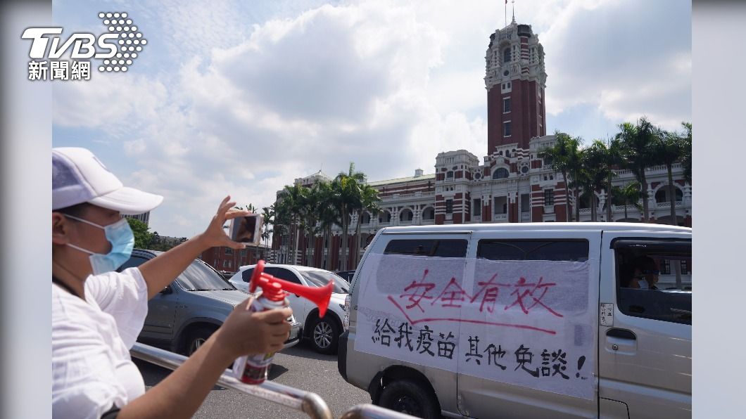 總統府前騎車按喇叭抗議撞傷員警　男子遭訴