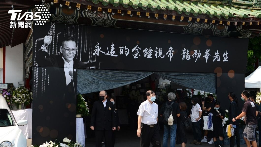 龍劭華托腮笑別人生　陳璇淚憶亡父5分鐘致詞全場啜泣