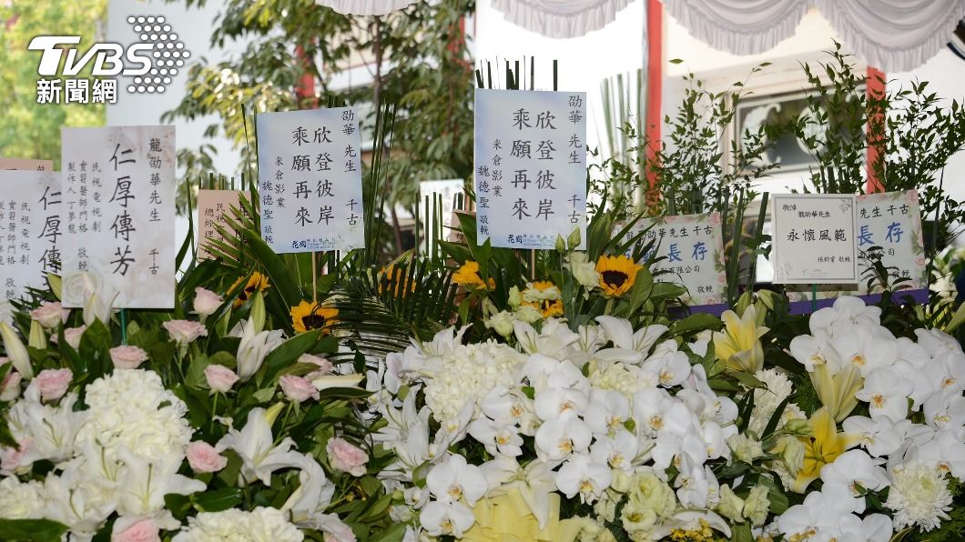 告別式現場一片花海。（圖／TVBS）