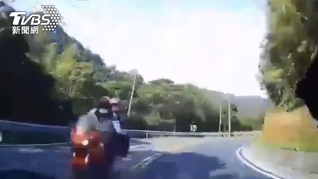 影像曝!百萬敞篷車北宜過彎疑「吃線」 撞對向雙載重機