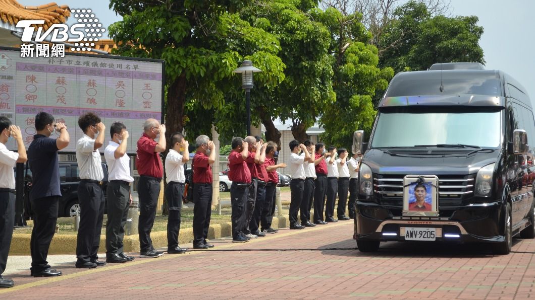 嘉縣消防員翁翊凱今出殯。(圖/中央社)