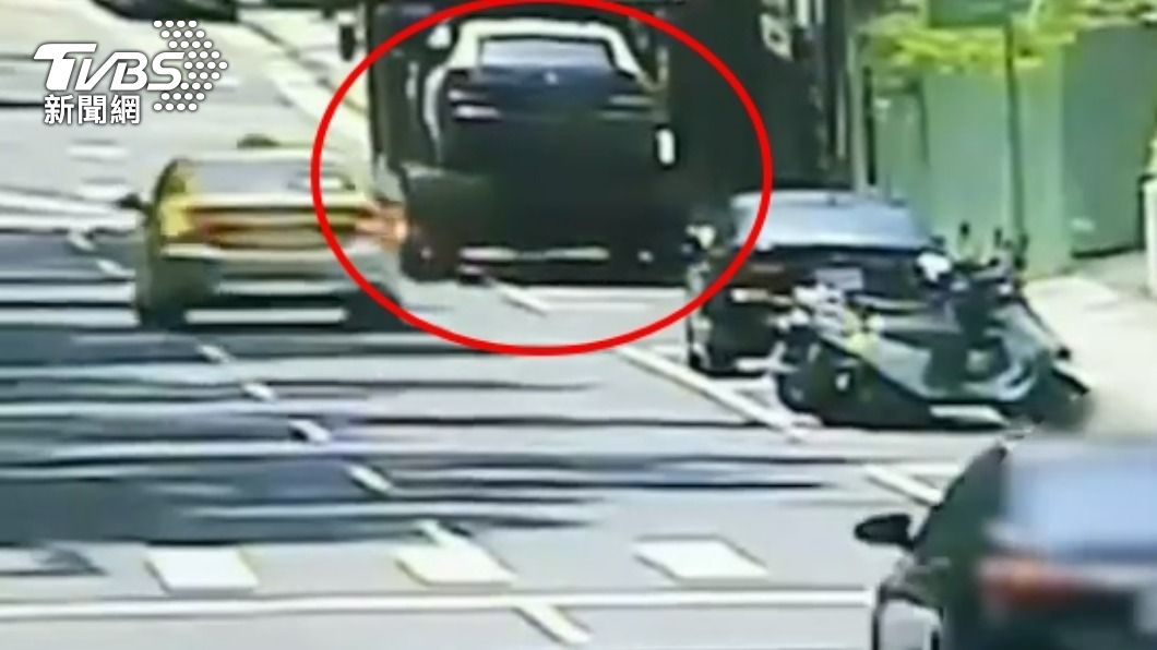 托運車停在路邊突然往前滑行。（圖／TVBS）