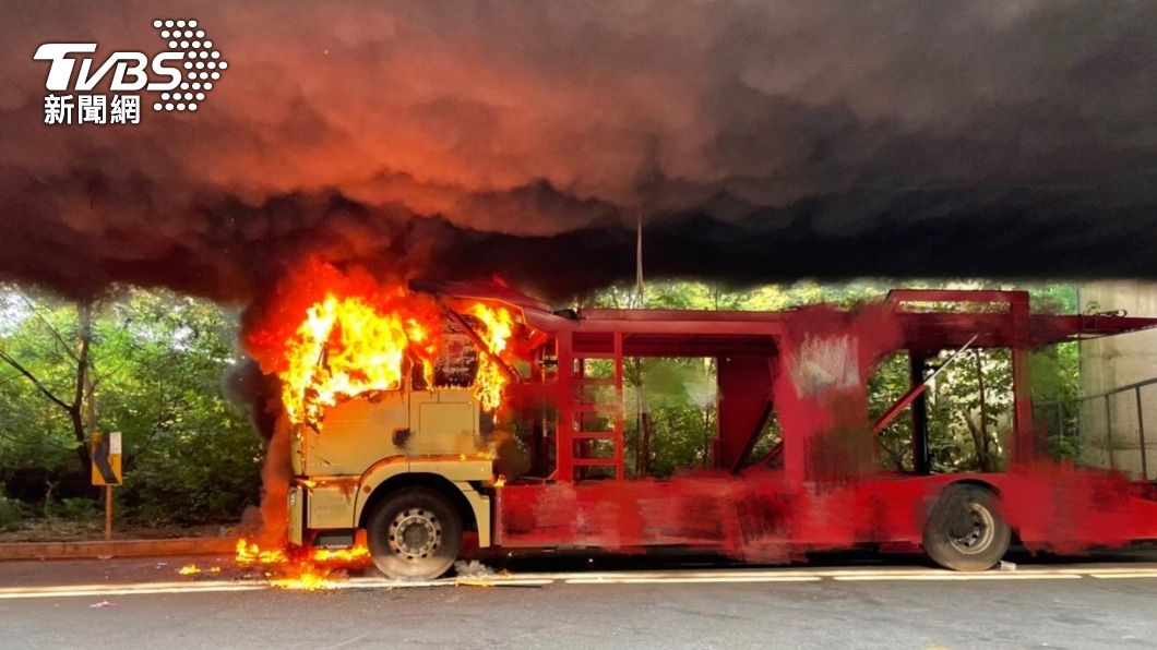 恐怖！火燒車濃煙狂捲　台中驚見「蕈狀雲」