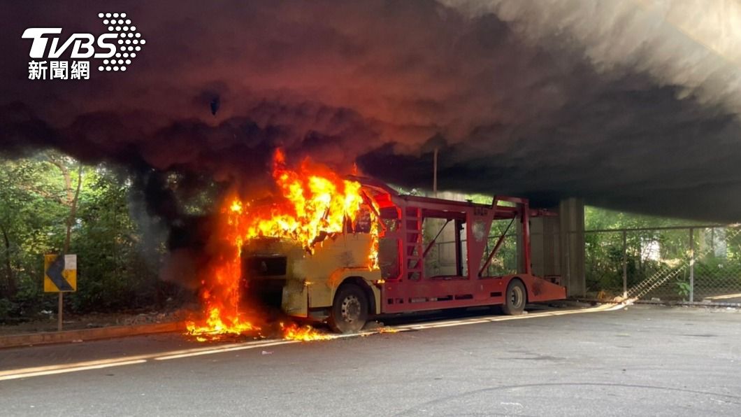 台74快速路橋下一輛托運車大火,濃煙捲起宛如核爆蕈狀雲。(圖/消防提供)