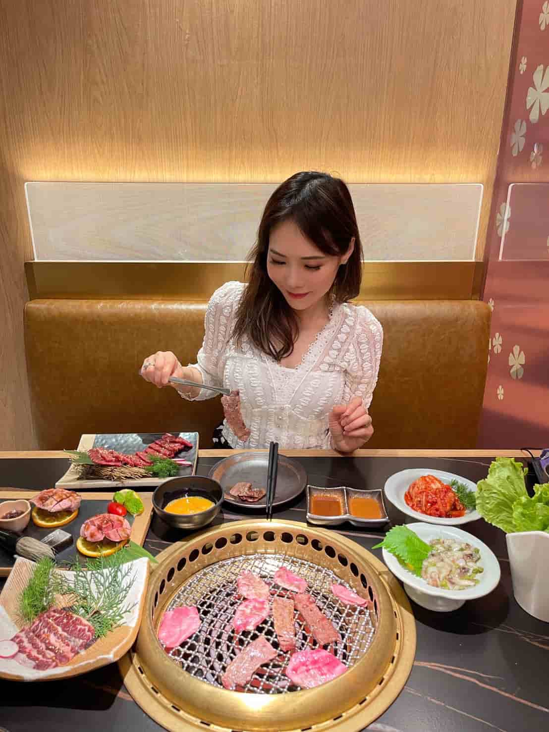 吳申梅今年決定帶媽媽外出吃烤肉。(圖/音圓唱片提供)