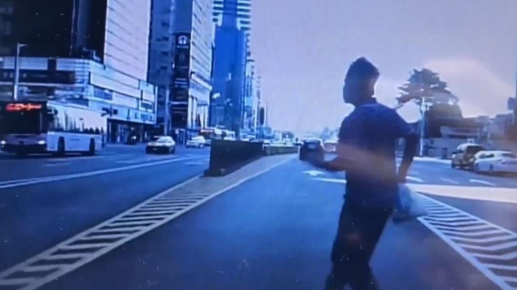 男子表示,當時要趕著去對面攔計程車。(圖/翻攝自爆廢公社公開版 臉書)