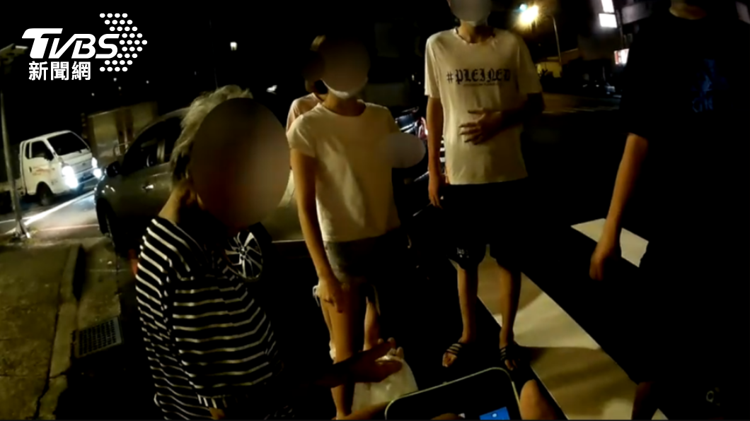 看見阿嬤走失又喊「巴豆夭」,民眾買饅頭、肉包及豆漿給阿嬤果腹。(圖/警方提供)