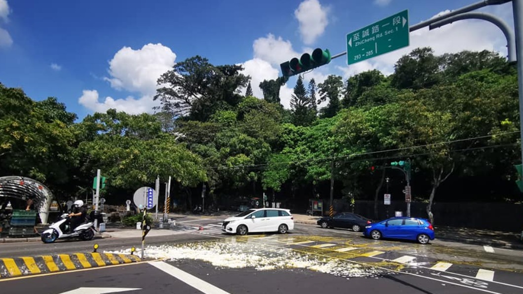 載蛋車過彎時為了閃機車,雞蛋不慎翻倒。(圖/翻攝自GangsofTianMu天母幫 臉書)
