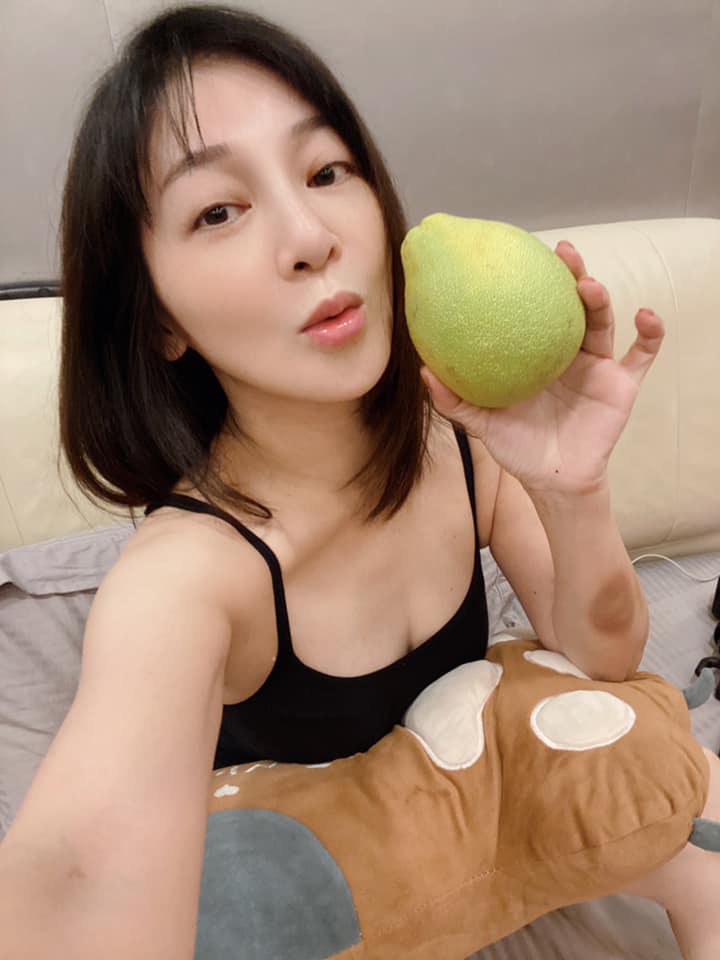 王彩樺俏皮與柚子自拍。（圖／翻攝自王彩樺臉書）