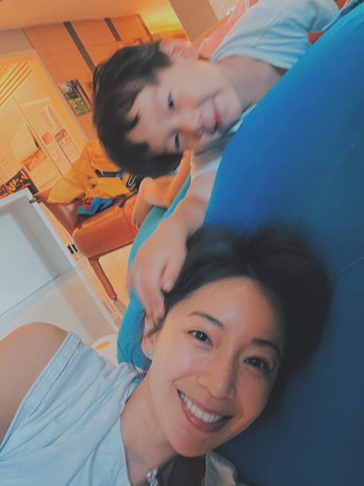 隋棠分享與小兒子可愛互動。(圖/翻攝自隋棠臉書)