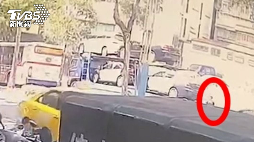 司機將最後一輛報廢警車上架後就到車頭查看。（圖／TVBS）