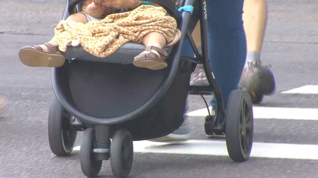 孩子坐推車哭求抱抱！爸媽下秒舉動遭轟：不會教別生