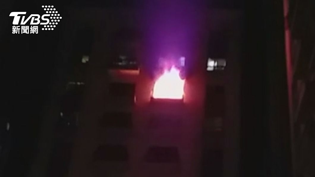 住宅大火燒了1個半小時才撲滅。(圖/TVBS)