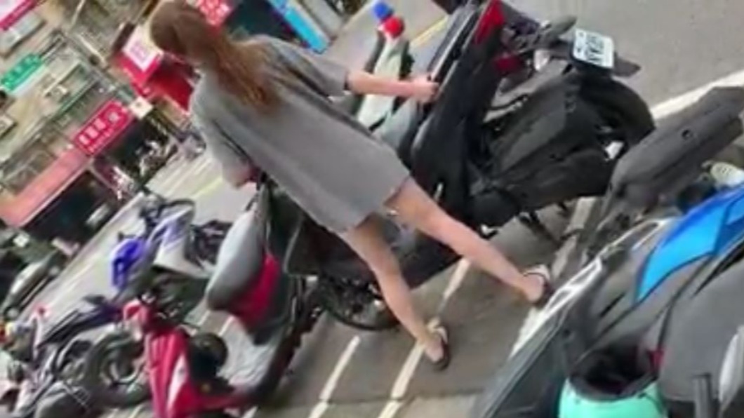 機車莫名全倒!車主怒報警 肇事者竟說:我有吃藥